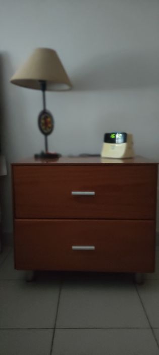 Vendo cama de casal, cómoda,  mesinha de cabeceira e espelho
