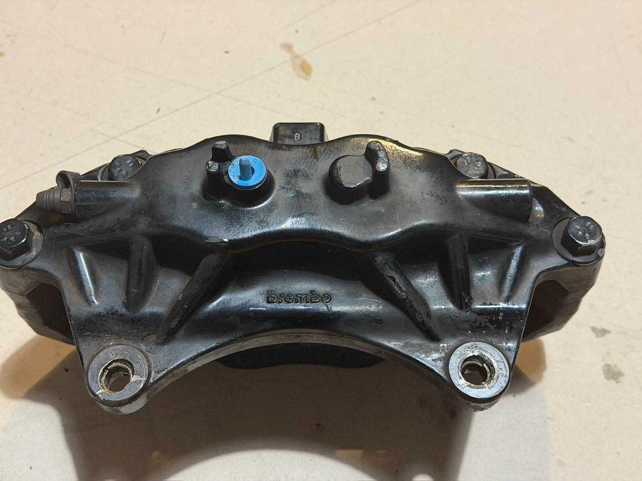 Zaciski przednie Subaru Brembo z Legacy Tuned by STi Impreza Forester