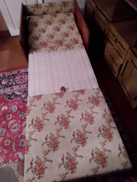 Розкладне крісло у хорошому стані.