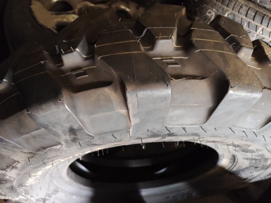 Pneus 10.00x20 novos