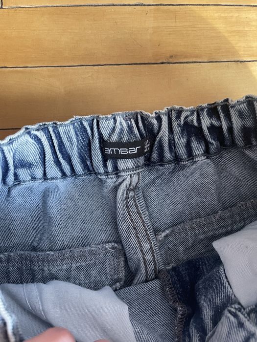 Джинсы с защипами на резинке