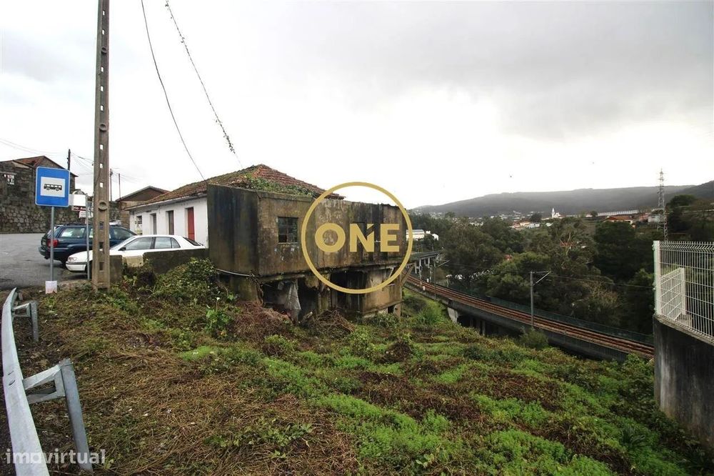 Moradia em Ruínas em Bairro