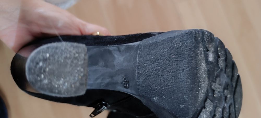 Botins de salto, tamanho 35 em camurça preta. Usados