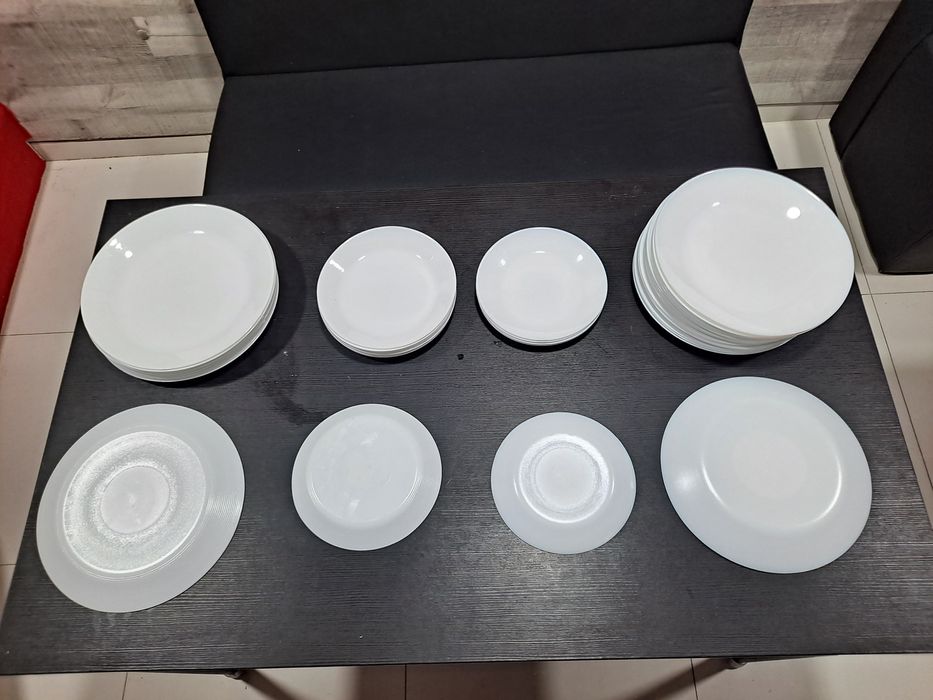 Conjunto de Pratos Brancos