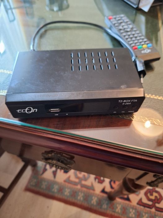 Vendo TDT a trabalhar bém, com comando. Ofereço cabo SCART.