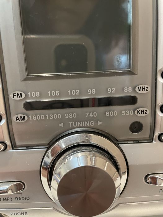 Aparelhagem com radio e leitura de CD’s.