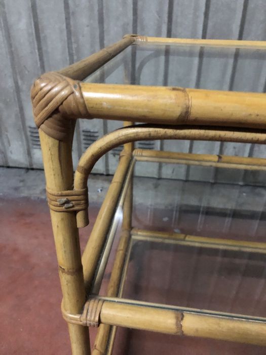 Mesa em bambu e vidro