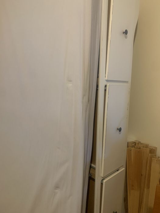Cama de solteiro com colchao e gavetas, ja desmontada
