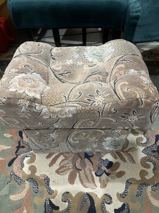 Wersalka, 2 fotele i 2 pufy