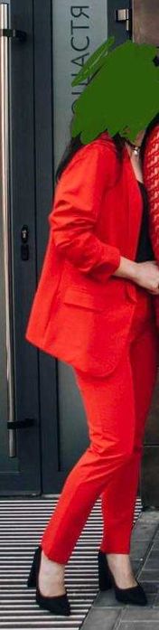 Червоний брючний костюм