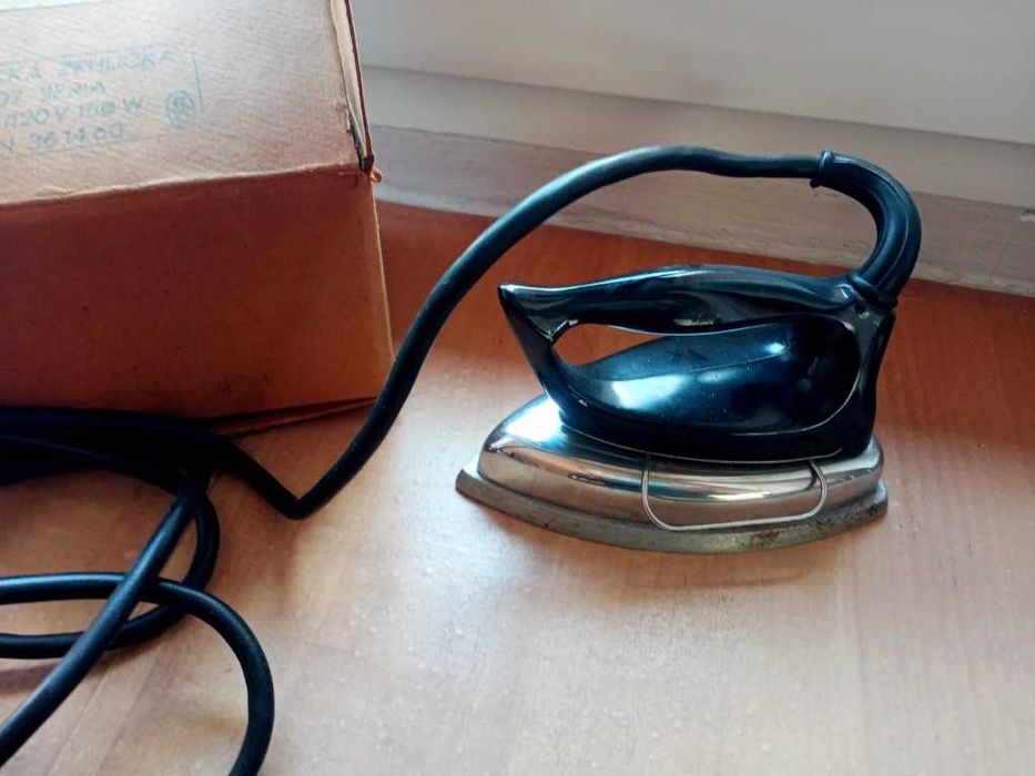 Małe żelazko turystyczne, lata 60-te XX w,  prod. Czechosłowacja