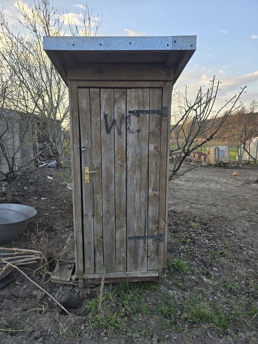 Toaleta drewniana budowlana