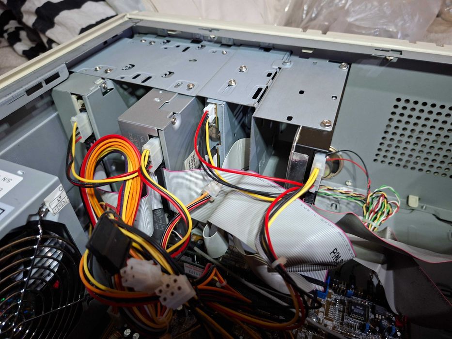 Stary retro komputer stacjonarny Creative