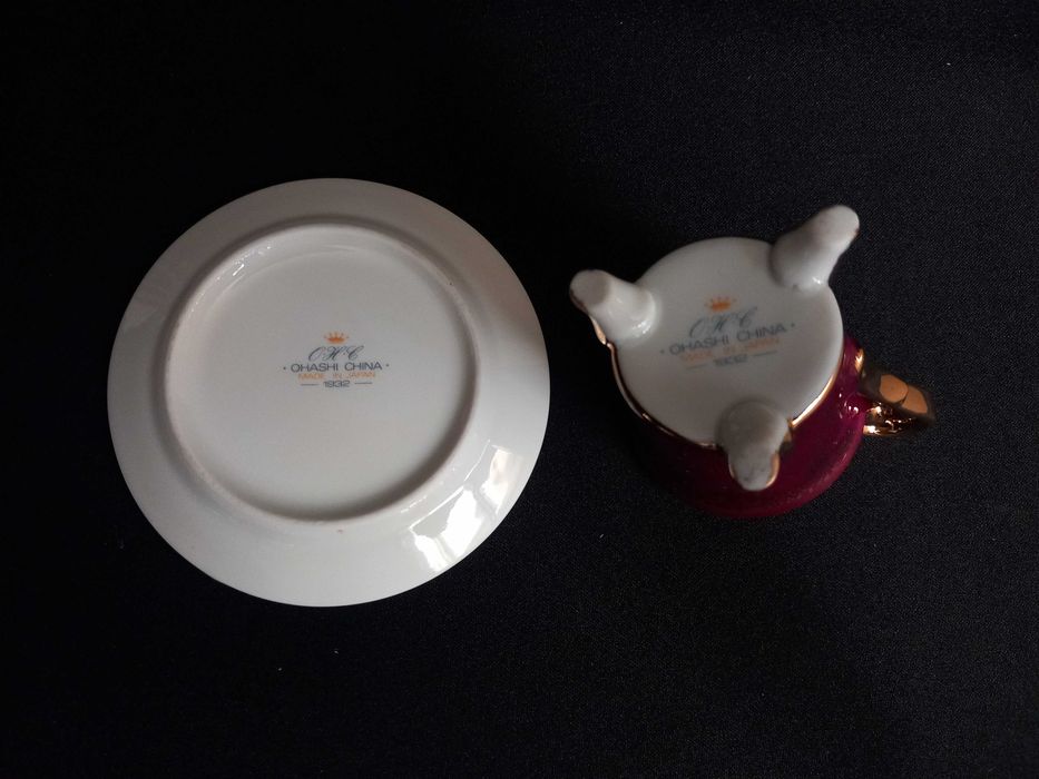 Chávena de café com asa dourada