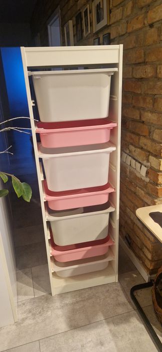 Trofast regał z pojemnikami