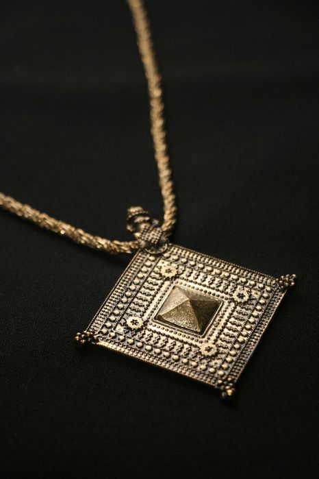 Colar da Marca Pedra Dura NOVO