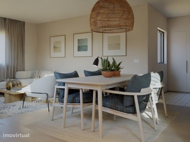 Apartamento T2 na Avenida Principal da Praia da Costa Nova .