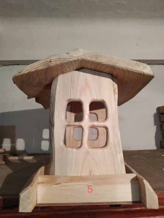 Кормушка,годівниця для птахів.