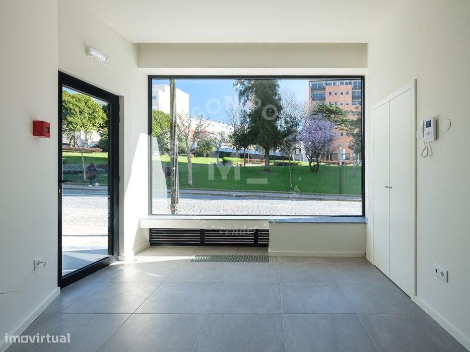 Loja em Rés-do-Chão inserida em Prédio Novo em Santos Pousada, Porto