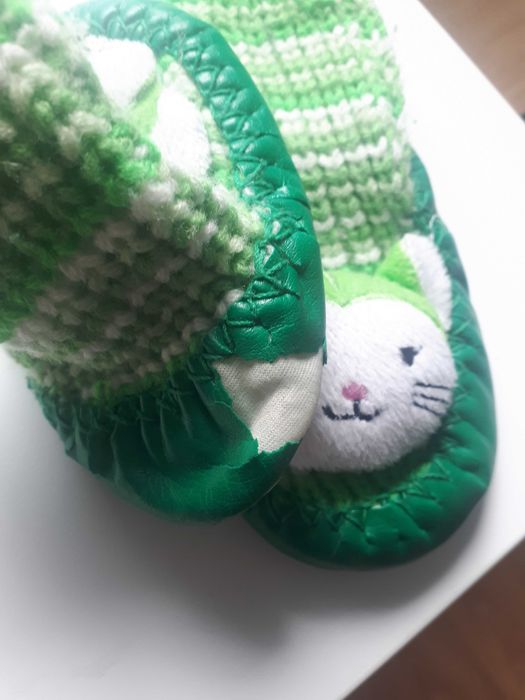 zielone kapcie kotki