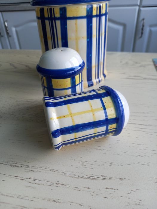 Kobaltowe pojemniki na przyprawy