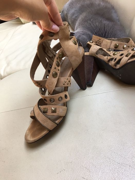 Piękne buty letnie na obcasie, rozmiar 40.