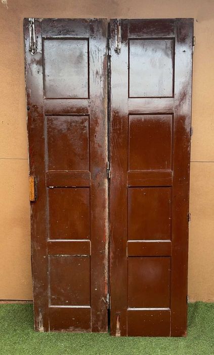 Porta de exterior antiga de duas folhas