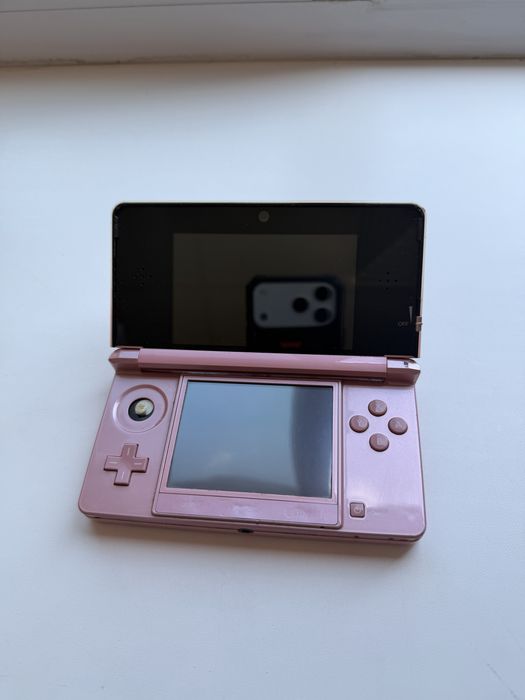 Продам ігрову консоль Nintendo 3DS Pink + гра Barbie