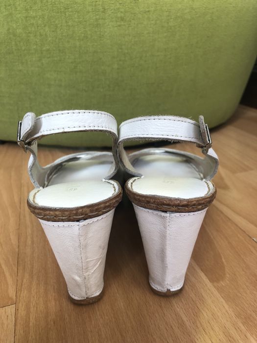 Skórzane buty na koturnie marki Syrena