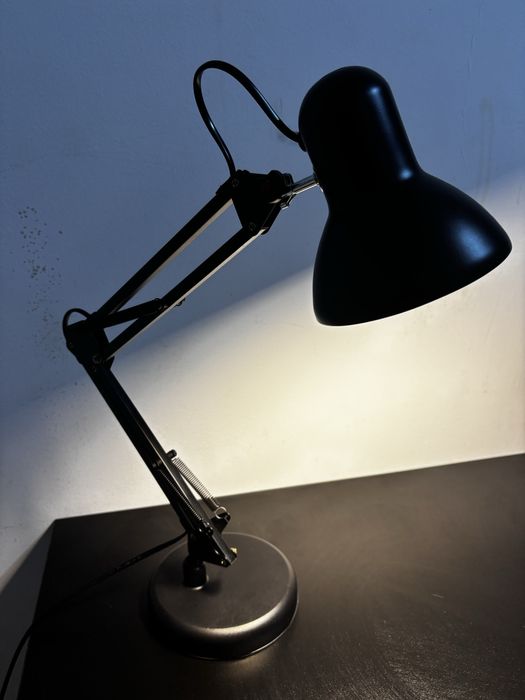 Secretaria com cadeira e candeeiro