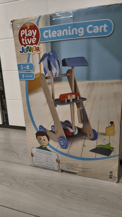 Wózek że sprzętem do sprzatania