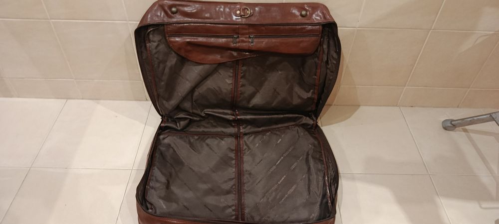 Porta fatos em pele genuína
