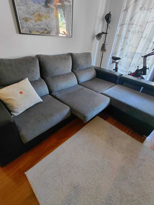Sofá cinzento com chaise + 4 bancos — muito bom estado