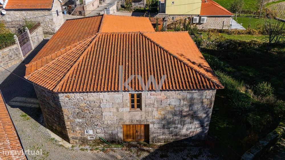 Moradia  e Espigueiro no centro de Lamalonga - Vieira do Minho