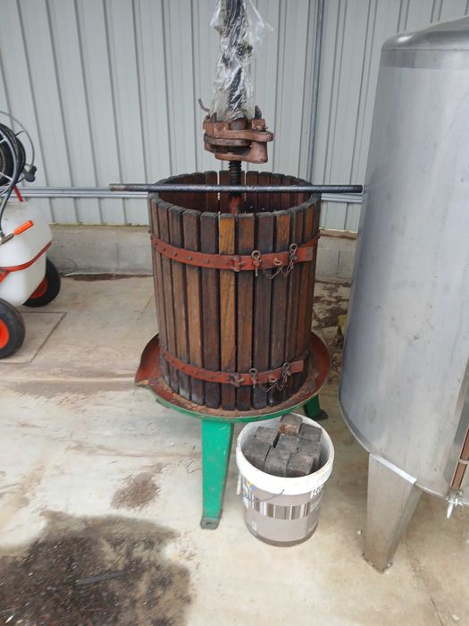 Vendo prença para uvas