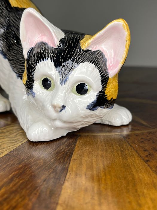 Ceramiczna figurka kota, sygnowana, lata 80, ręcznie malowana.