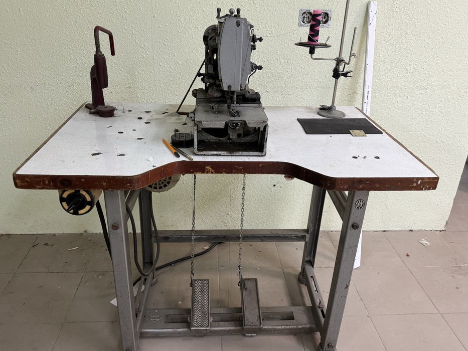 Промислова петельна швейна машинка