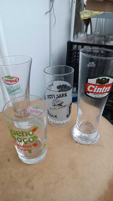 Coleção de copos com marcas
