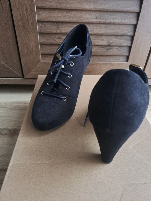Botki sznurowane na obcasie, półbuty zamszowe, rozm. 35