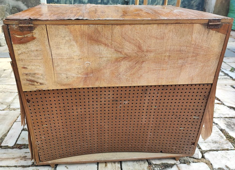 Caixa muito antiga com rádio e gira discos