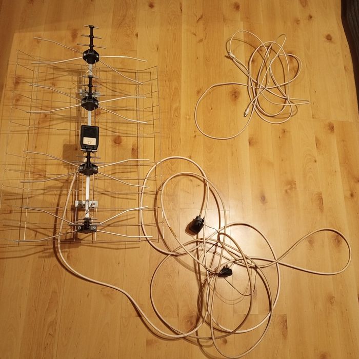 Antena telewizyjna zewnątrzna z zasilaczem