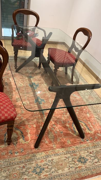 Mesa comtampo de vidro e pes em madeira