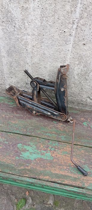 Домкрат автомобильный