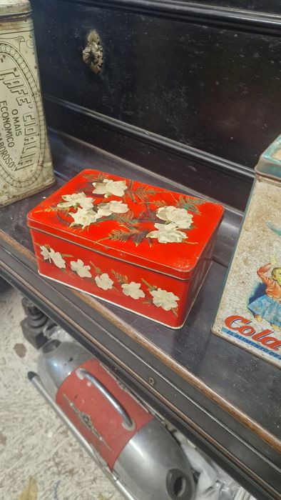 Varias latas litografadas