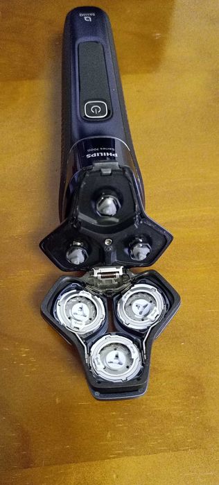 Máquina de barbear PHILIPS Série 7000 com recargas de limpeza