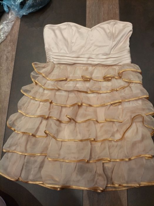 Sukienka z atłasu. Falbany. Rozm S/XS