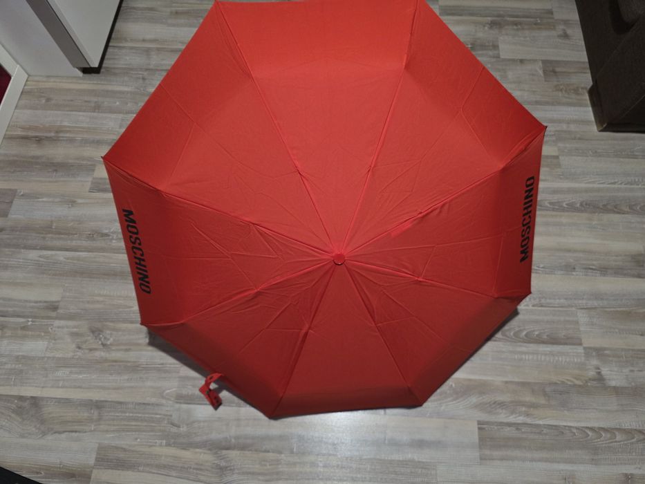 Luksusowy parasol MOSCHINO – intensywna czerwień