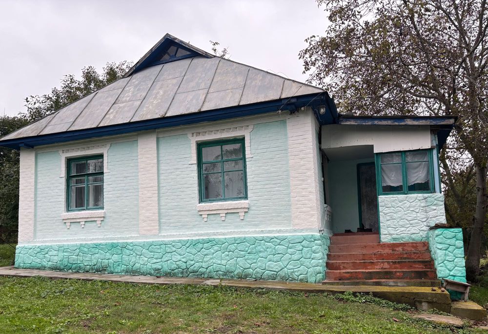 Продам цегляний будинок із земельною ділянкою 25 соток у с. Щербані