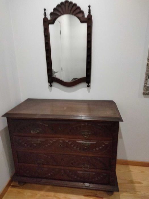Quarto completo em madeira maciça com design clássico