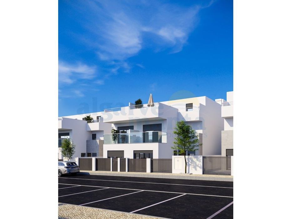 Moradia T3+2 Nova com Piscina, Garagem, Perto da Praia da Lota